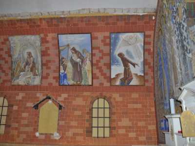 Con i materiali poverissimi che aveva a disposizione realizz� tra l�altro il ciclo degli episodi pi� importanti della vita di Santa Chiara e San Francesco